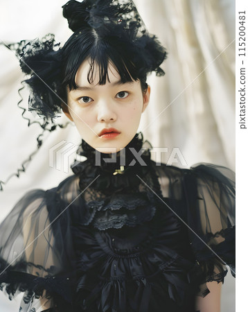 穿著黑色蕾絲哥德式洋裝的亞洲女人 115200481