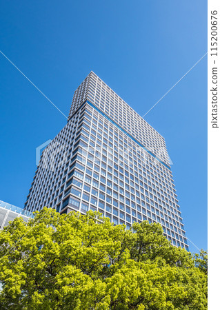 仰望藍天映襯下的中日大樓 115200676