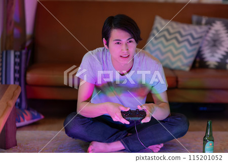 年輕人晚上在客廳玩遊戲 115201052