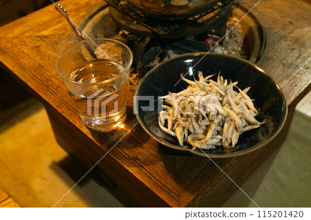 Warm up with shochu and the winter delicacy of icefish 115201420