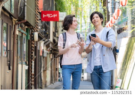 在東京旅遊的外國遊客夫婦（入境） 115202351