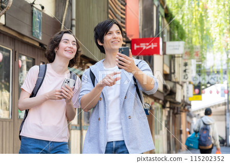 在東京旅遊的外國遊客夫婦（入境） 115202352