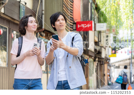在東京旅遊的外國遊客夫婦（入境） 115202353