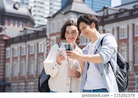 Foreign tourist couple traveling in Tokyo (inbound) 115202379