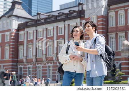 在東京旅遊的外國遊客夫婦（入境） 115202381