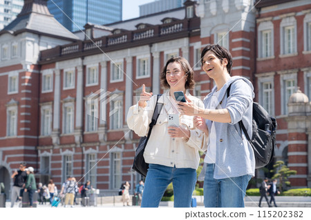 在東京旅遊的外國遊客夫婦（入境） 115202382