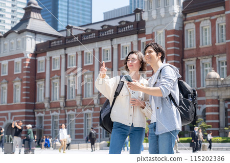 在東京旅遊的外國遊客夫婦（入境） 115202386