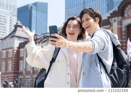 Foreign tourist couple traveling in Tokyo (inbound) 115202389