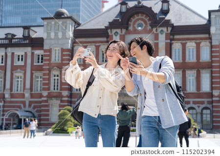 Foreign tourist couple traveling in Tokyo (inbound) 115202394