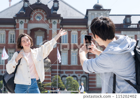 在東京旅遊的外國遊客夫婦（入境） 115202402