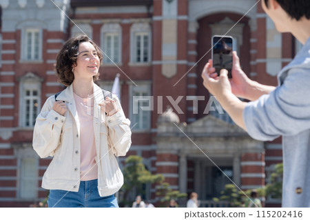 在東京旅遊的外國遊客夫婦（入境） 115202416