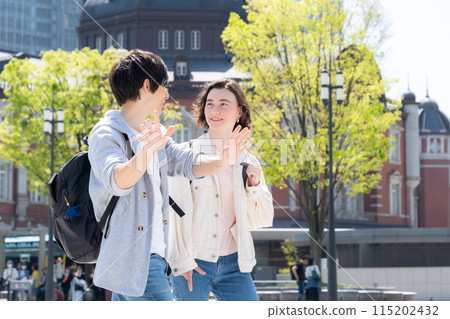 Foreign tourist couple traveling in Tokyo (inbound) Foreign tourist couple traveling in Tokyo (inbound) 115202432