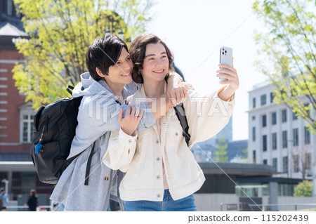 Foreign tourist couple traveling in Tokyo (inbound) 115202439