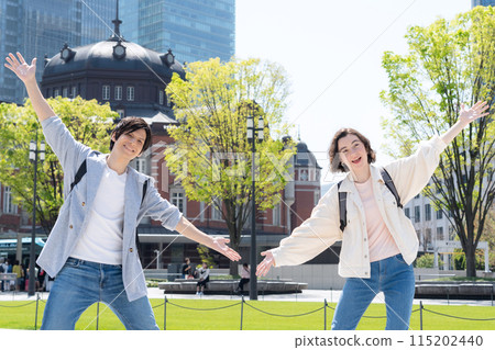 在東京旅遊的外國遊客夫婦（入境） 115202440
