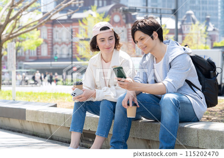 Foreign tourist couple traveling in Tokyo (inbound) 115202470