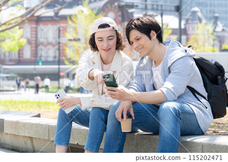 Foreign tourist couple traveling in Tokyo (inbound) 115202471