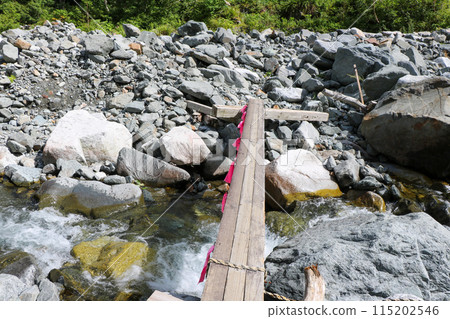 A bridge at Takidani Ido, which is impassable during floods on the Hidazawa route of the hiking trail from Shinhotaka Onsen to Mt. Yari 115202546