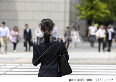 一個穿著西裝的年輕女子的後視圖 一個穿著西裝的年輕女子的後視圖 115202876