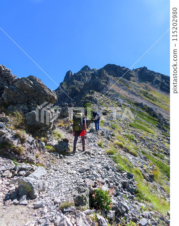 一名女性登山者和一名男性登山者在前往矢裡岳的山路上攀登西釜山脊 一名女性登山者和一名男性登山者在前往矢裡岳的山路上攀登西釜山脊 115202980