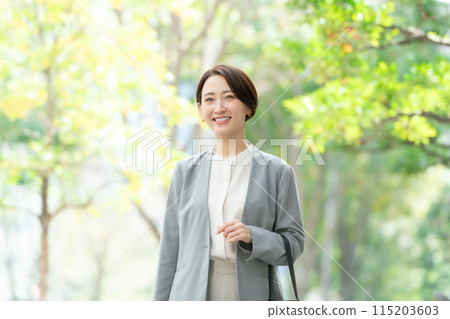 綠色行走的女商人 115203603