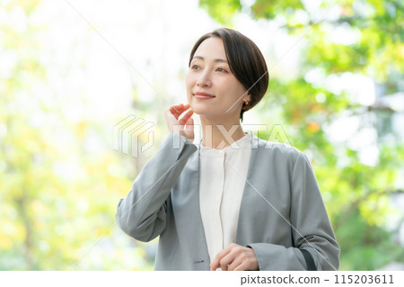 綠色行走的女商人 115203611