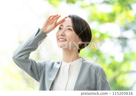 綠色行走的女商人 綠色行走的女商人 115203616