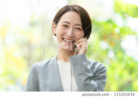 女商人智慧型手機綠色 115203638