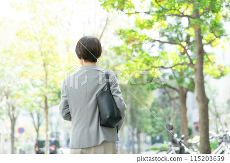走回來看綠色的女商人 走回來看綠色的女商人 115203659