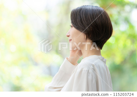 Business woman beauty sunshine landscape Business woman beauty sunshine landscape 115203724