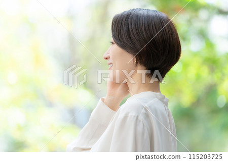 女商人美麗陽光側身 115203725
