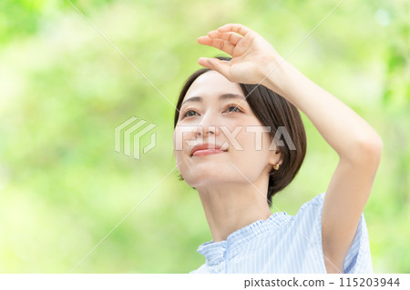 Middle-aged woman, beauty, dazzling Middle-aged woman, beauty, dazzling 115203944