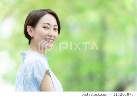 Middle-aged woman turning around Beauty Portrait Middle-aged woman turning around Beauty Portrait 115203973