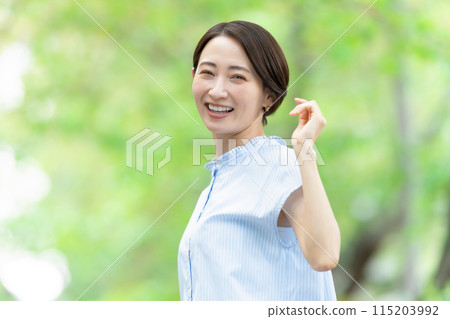 回頭看的中年婦女美女肖像 115203992