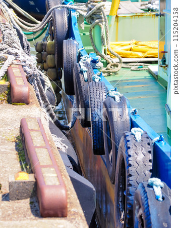 拖船上的墊子上的舊輪胎 115204158