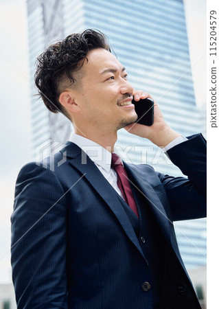 城市商人用智慧型手機交談 城市商人用智慧型手機交談 115204579