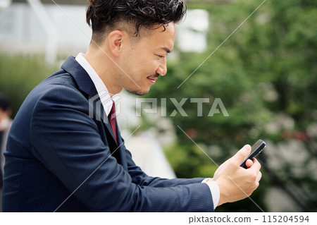 操作智慧型手機的城市商人 操作智慧型手機的城市商人 115204594
