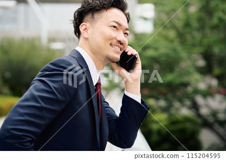 城市商人用智慧型手機交談 城市商人用智慧型手機交談 115204595