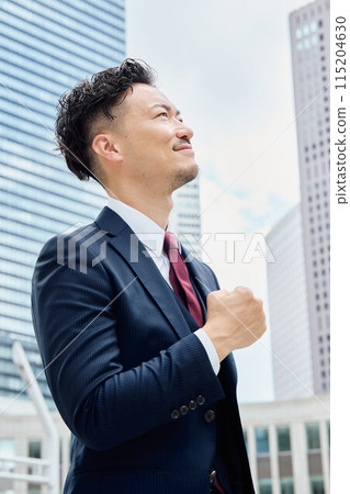  Businessman who plays guts pose 115204630