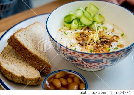 Rice porridge with caramelized onions and sesame seeds 115204775