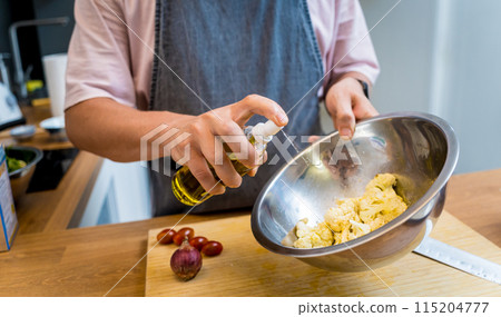 Chef at the kitchen preparing bean porridge with cauliflower and vegetables 115204777