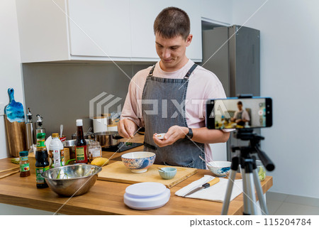 The chef is broadcasting live from workshop how to prepare a vegetarian food 115204784