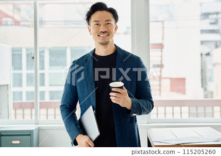 在自然風格辦公室工作的男人 115205260