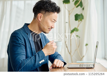 在自然風格辦公室工作的男人 在自然風格辦公室工作的男人 115205264