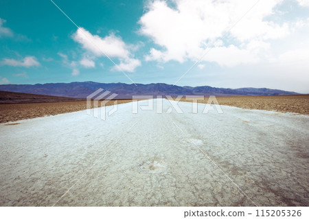 Badwater basin, death valley, california, usa 115205326