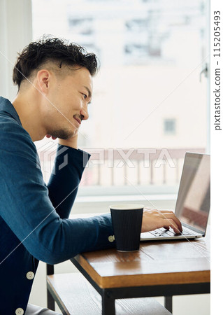 一個穿著休閒服工作的男人 一個穿著休閒服工作的男人 115205493