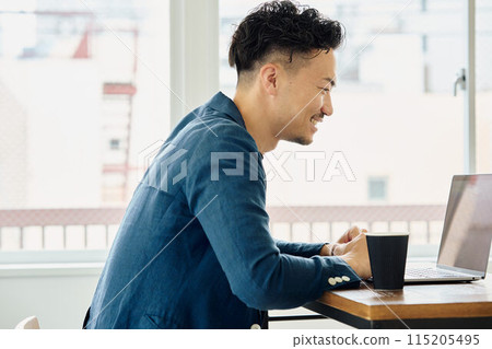 一個穿著休閒服工作的男人 115205495
