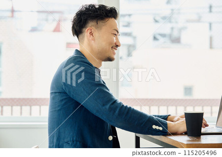 一個穿著休閒服工作的男人 一個穿著休閒服工作的男人 115205496