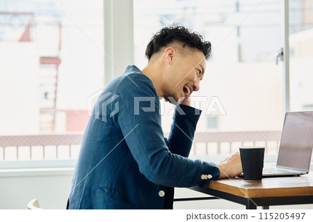 一個穿著休閒服工作的男人 115205497