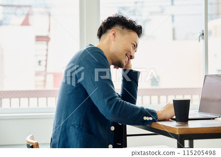 一個穿著休閒服工作的男人 115205498