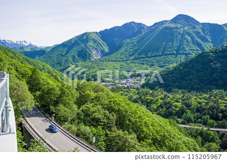 [Fresh greenery in Hirayu Onsen] View from Hirayu Pass and Kasami Bridge near the east exit of Hirayu Tunnel on Route 158 115205967